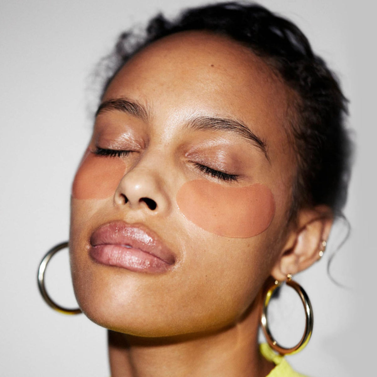 LOOPS applying hydrogel under-eye mask demonstrating comfortable fit