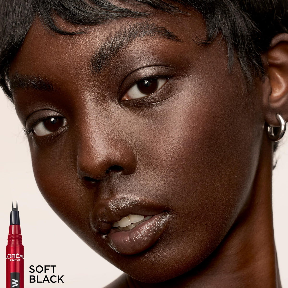 L'Oreal Paris model applying pen in mirror showing quick everyday brow definition