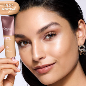 L'Oreal Paris pump dispense detail illustrating easy, controlled product application