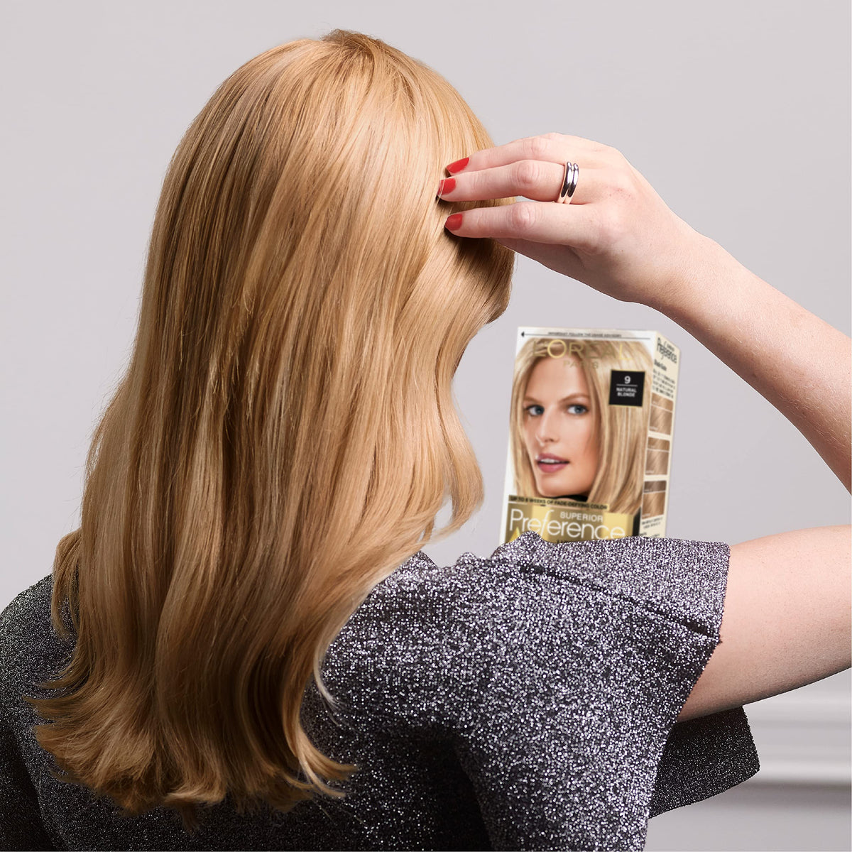 L'Oreal Paris application scene demonstrating easy at-home coloring