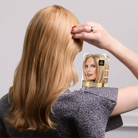L'Oreal Paris application scene demonstrating easy at-home coloring