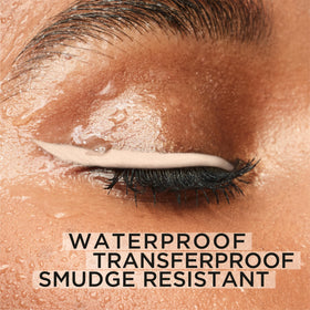 L'Oreal Paris detailed view of built-in blending tip for softening and smoky looks