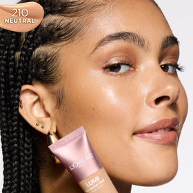 L'Oreal Paris Le Glow being blended with finger demonstrating seamless second-skin finish benefit