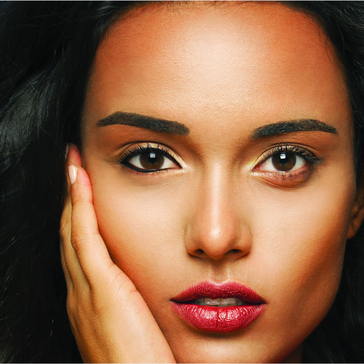 L'Oreal Paris woman applying eyeliner at mirror for quick on-the-go definition
