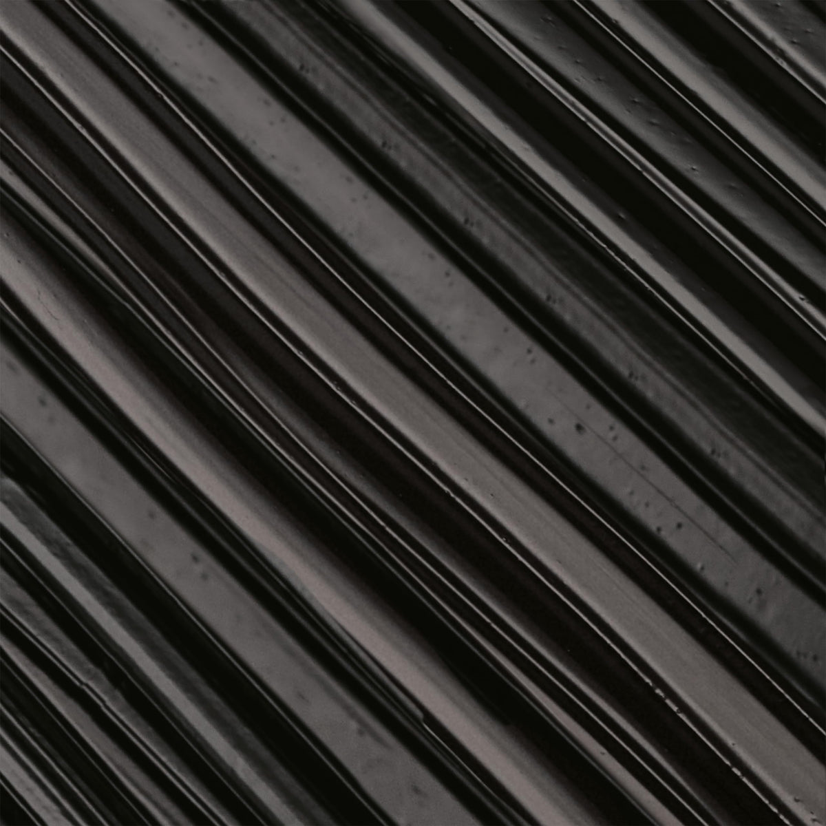 L'Oreal Paris packaging label close-up highlighting waterproof longwear features