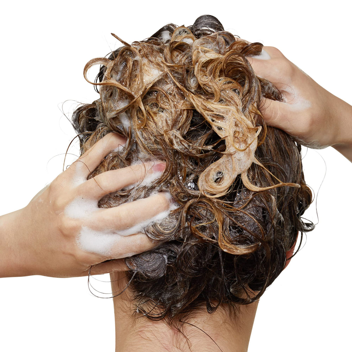 L'Oréal Professionnel applied to wet hair illustrating improved detangling benefit