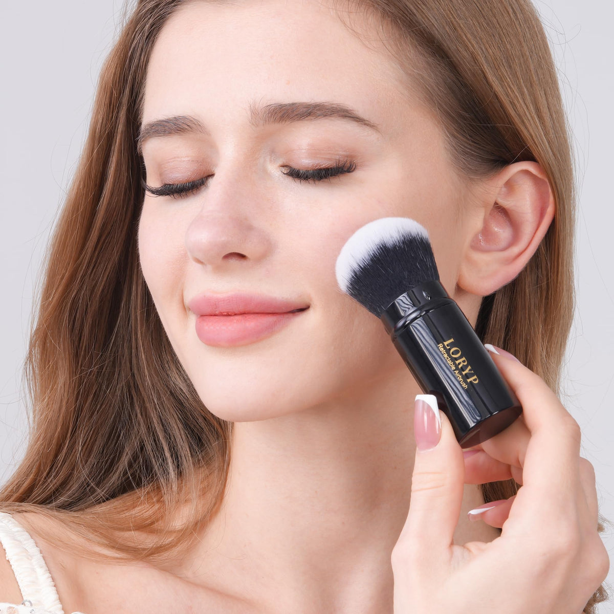 LORYP brush dabbing loose powder to set makeup and reduce shine
