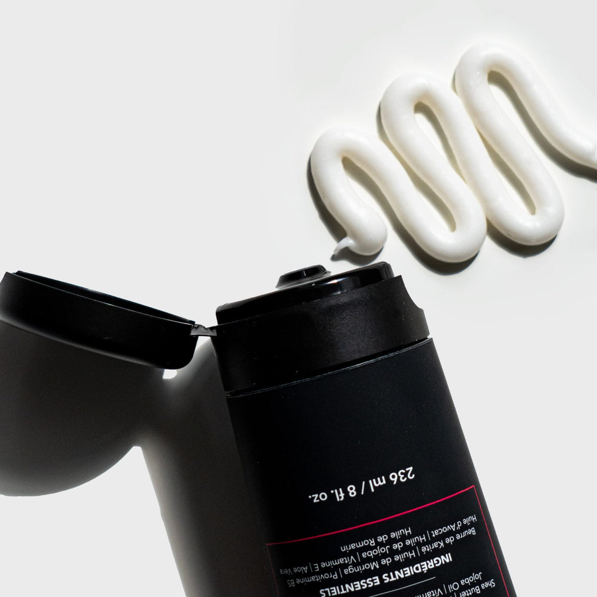 Love Ur Curls in-hand palm application demonstrating easy distribution and detangling benefit