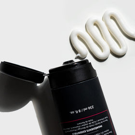 Love Ur Curls in-hand palm application demonstrating easy distribution and detangling benefit