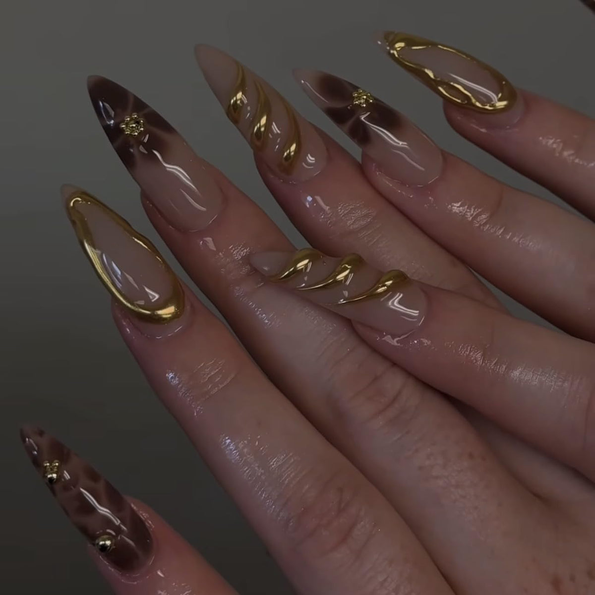 LPOODDNU glossy finish texture on a nail tip showing high-shine salon look