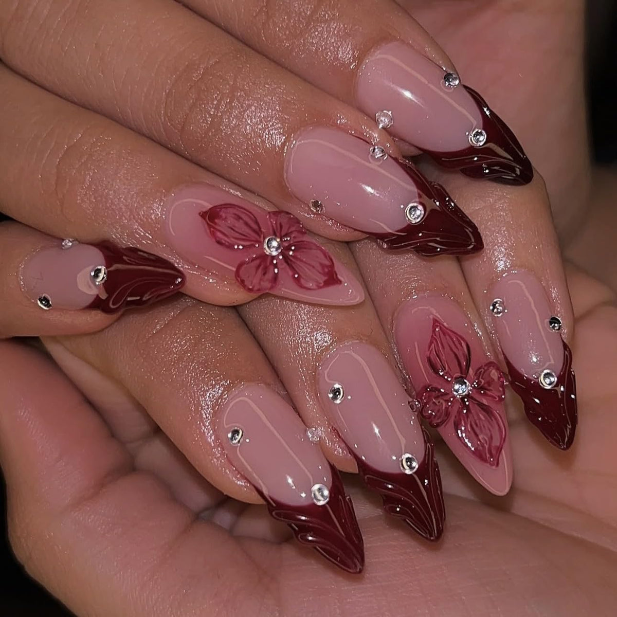 LPOODDNU close-up of 3D crystal flower detail enhancing manicure sparkle