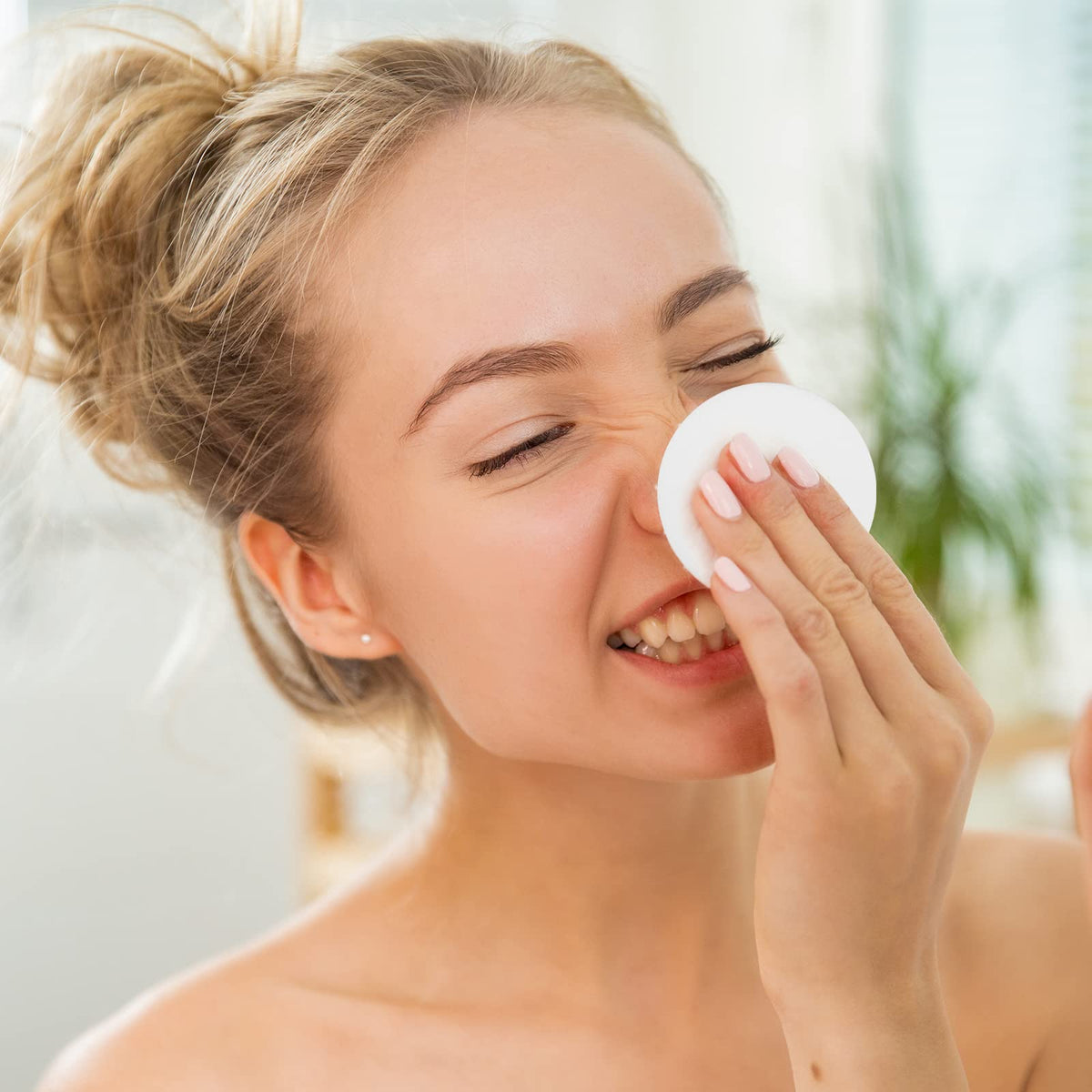 Luxiv sponge used to remove makeup, quick effective cleansing benefit