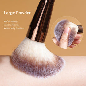 MAANGE close-up of ultra-soft bristles highlighting dense, even product pickup