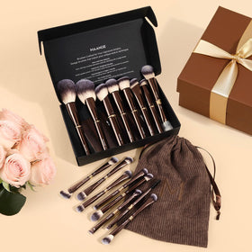 MAANGE close-up of synthetic bristles showing soft texture and smooth blending benefit