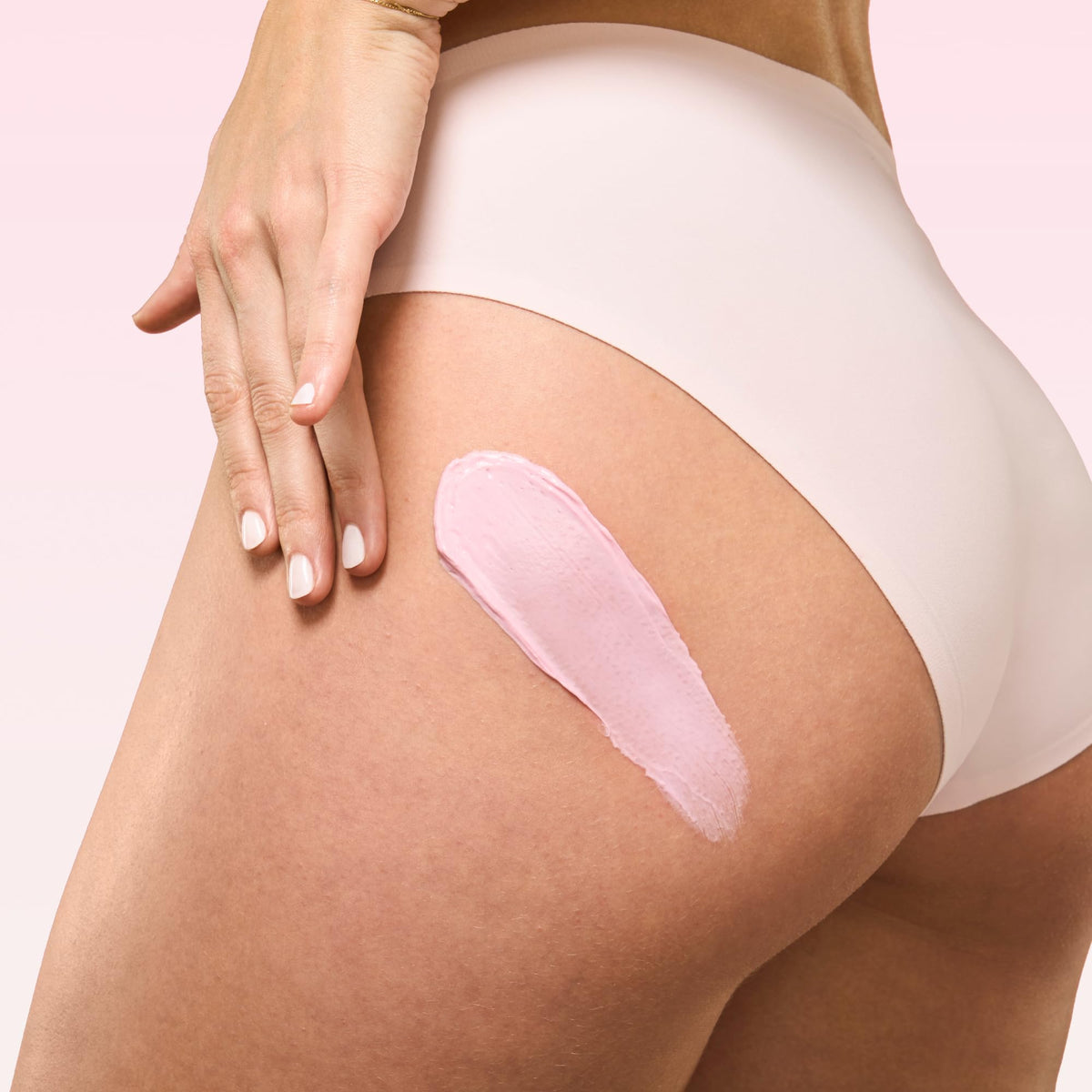 MAËLYS in bathroom routine suggesting daily use convenience and ritual benefit
