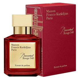 Maison Francis Kurkdjian spray in use demonstrating even mist and lasting projection