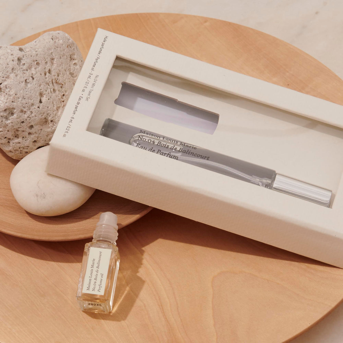 Maison Louis Marie detail of 10 ml spray nozzle for even fragrance distribution