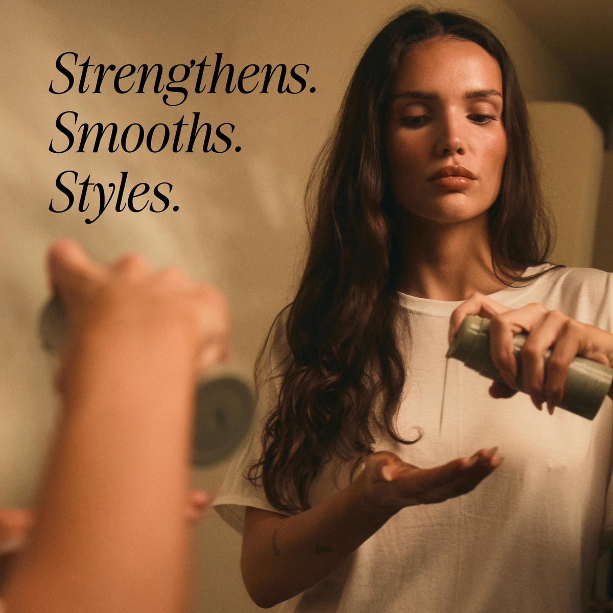 MANE IVY pump close-up demonstrating one-pump dosage for precise styling control