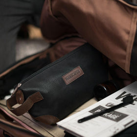 MANSCAPED grab-handle image illustrating compact size and convenient portability for travel