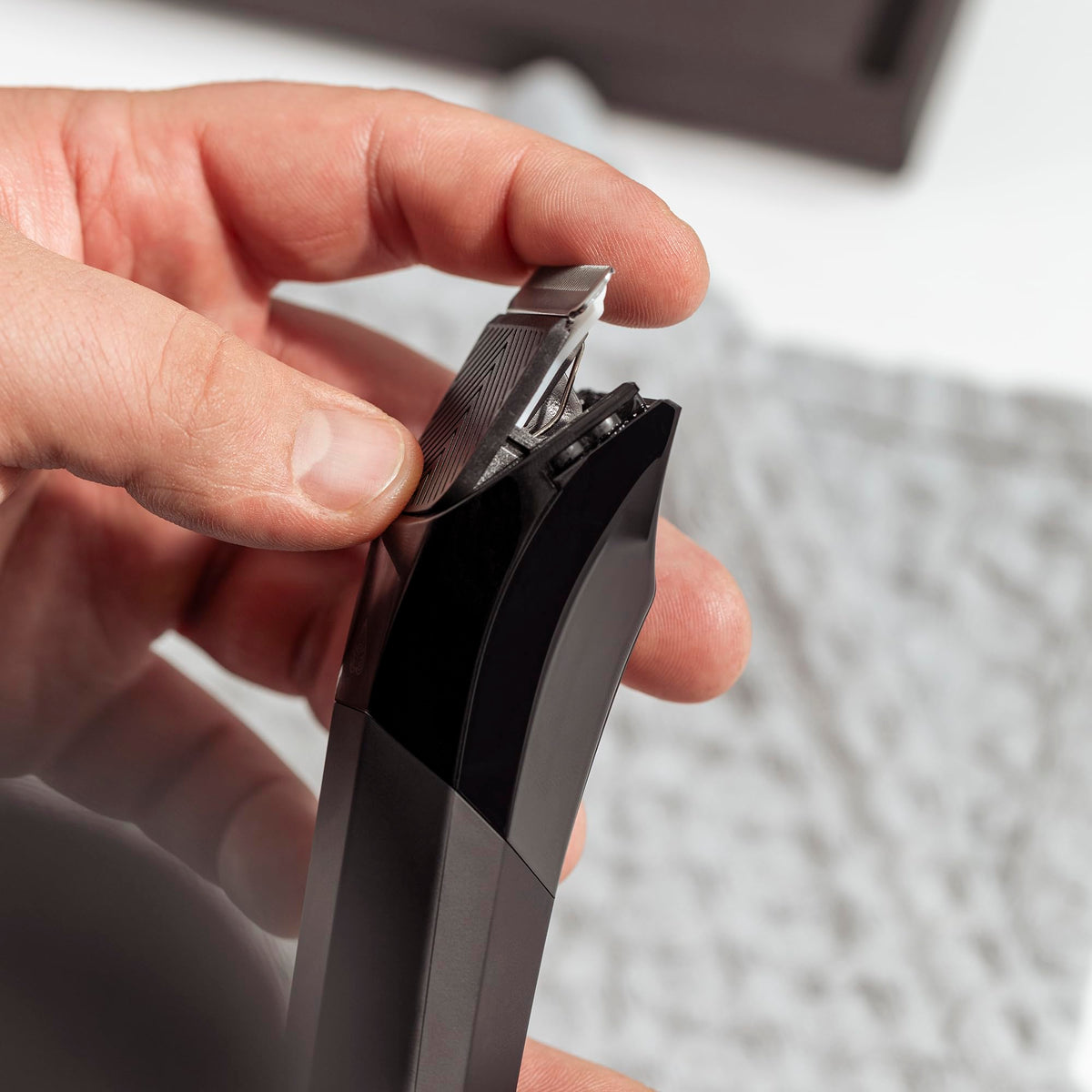 MANSCAPED detailed shot of snap-in mechanism showing easy tool-free replacement