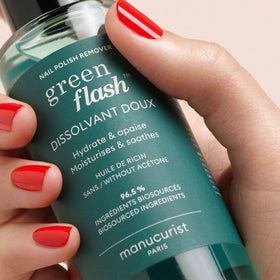 Manucurist remover texture drop illustrating hydrating oil action