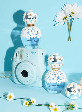 Marc Jacobs Daisy Dream in hand scale shot showing 3.3 fl oz size and travel-friendly convenience