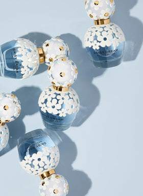 Marc Jacobs Daisy Dream liquid texture close-up showing pale-blue juice and lightweight character