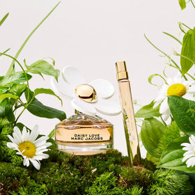 Marc Jacobs Daisy Love being sprayed on wrist benefit: quick on-the-go refresh