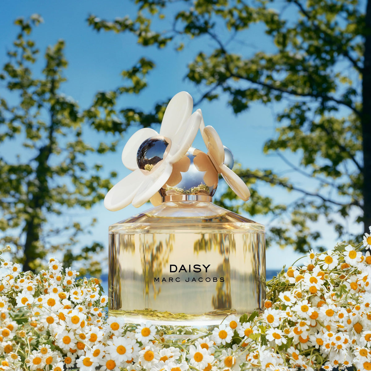 Marc Jacobs Daisy spray nozzle in action delivering a fine mist for quick refreshes