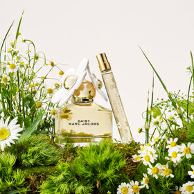 Marc Jacobs Daisy atomizer and glass texture showing durable design and smooth spray
