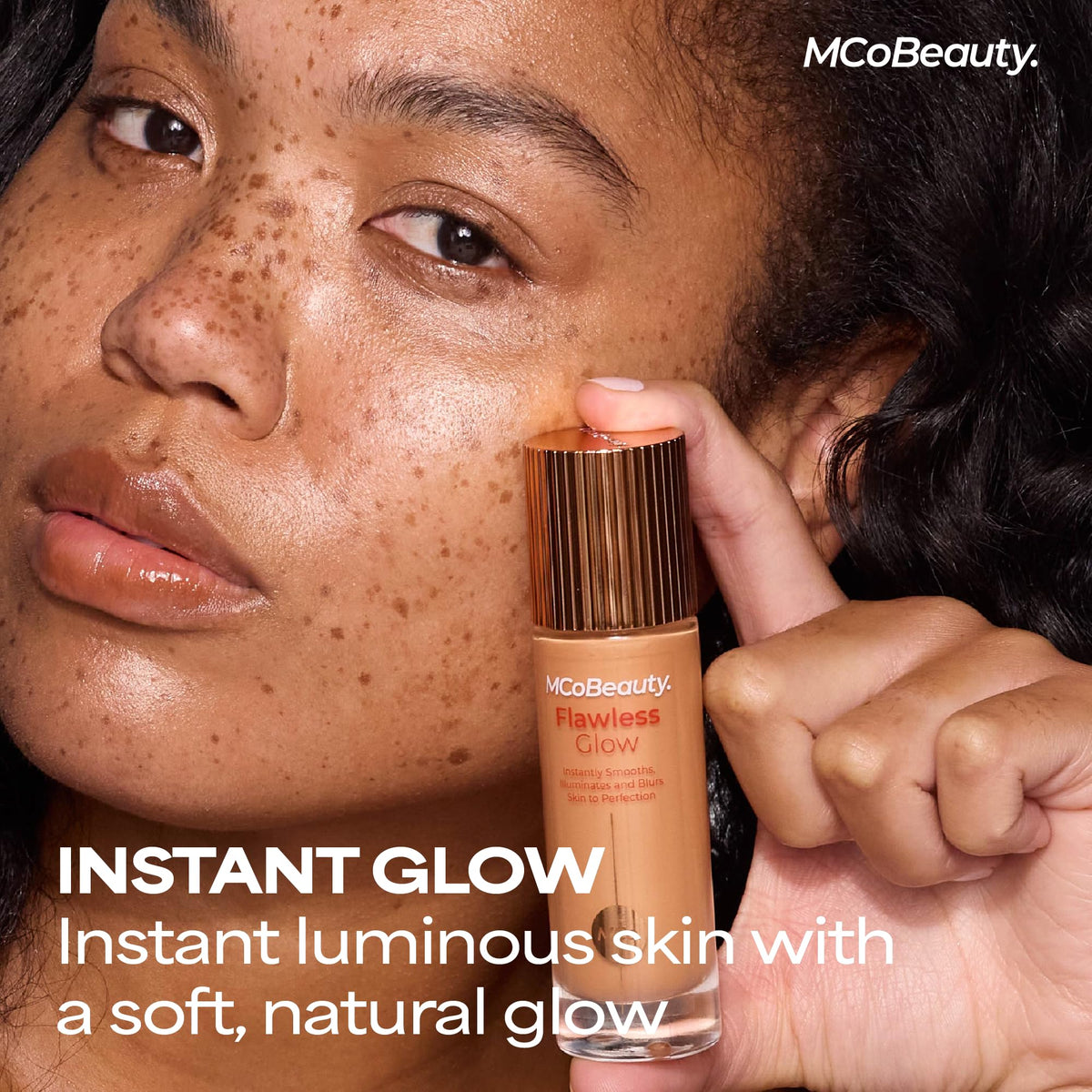 MCoBeauty doe-foot applicator displaying product pick-up for precise, mess-free application