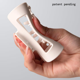MELLO close-up of inward-curving teeth for scalp-friendly comfort
