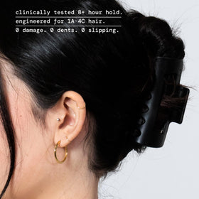 MELLO clip close-up of inward-curving teeth for reduced scalp pressure