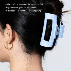 MELLO teeth detail image showing inward-curving teeth for reduced scalp pressure