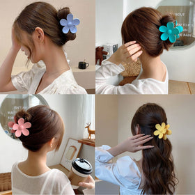 Messen clip beside a hand showing large size and scale for thick hair control