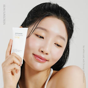 mixsoon close-up of airy cream texture, lightweight feel and quick absorption