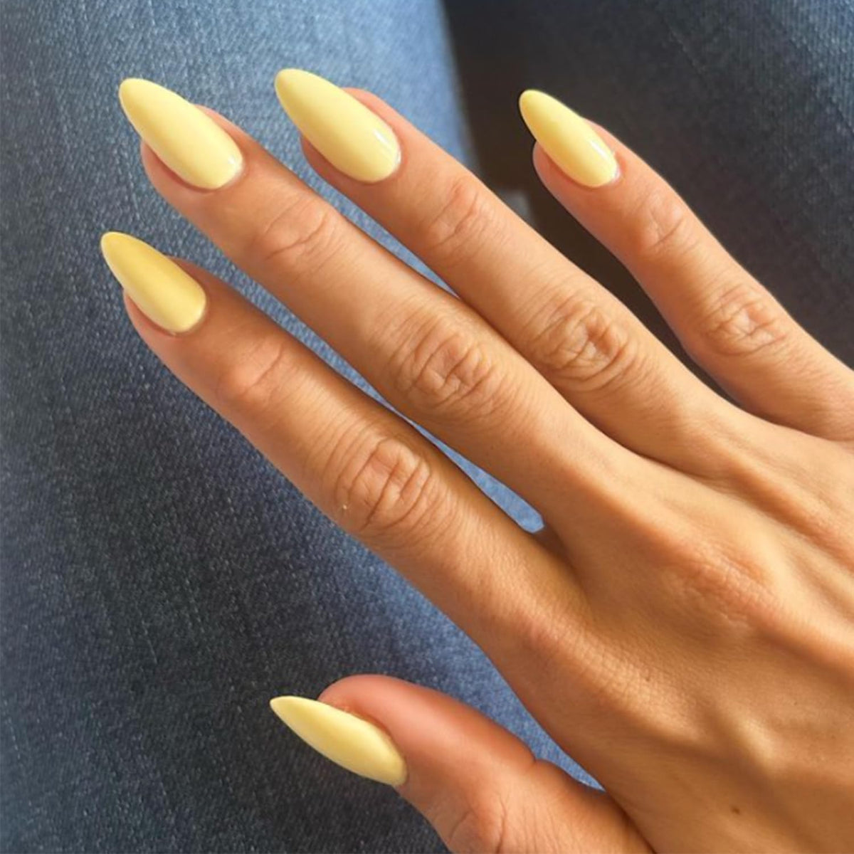 modelones close-up almond shape detail highlighting smooth edges and finish benefit