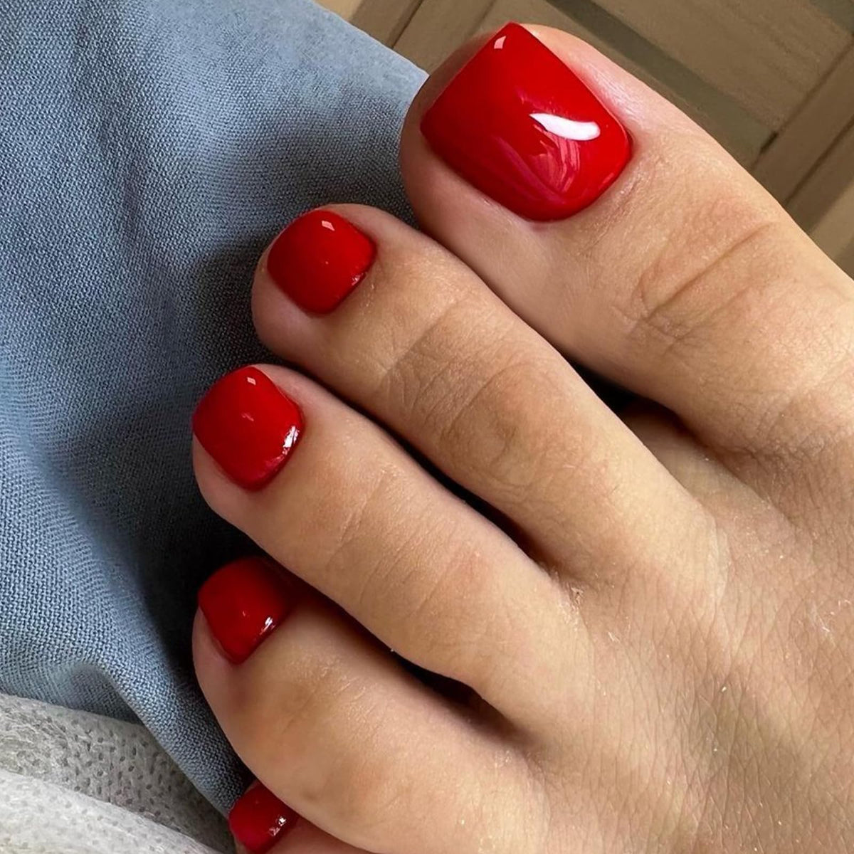 modelones front packaging showing short red square toes and instant salon look