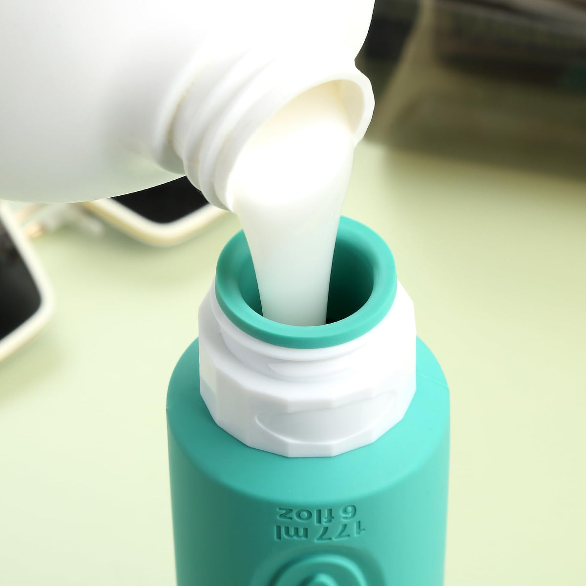 Mrsdry flip-top cap close-up for secure leakproof travel benefit