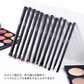 MSQ brush applying eyeshadow on lid to show blending performance and smooth finish