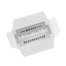 MÜHLE double edge blade installed in a safety razor demonstrating easy fit and performance