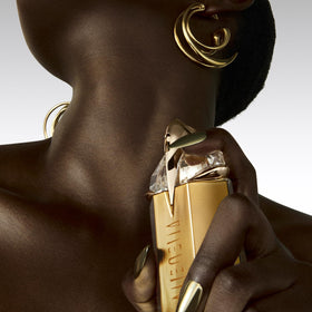 Mugler Alien Goddess label and glass texture conveying premium quality