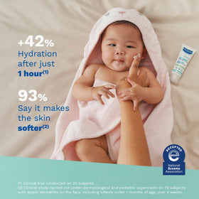 Mustela creamy texture close-up demonstrating fast-absorbing, non-greasy finish