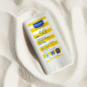 Mustela stick used during water play showing 80-minute water resistance