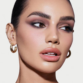 MYSTER ROSEY model applying mascara in natural light illustrating easy application and lifted look