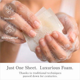なごみ工房 traveler washing hands outdoors to show portability and hygiene benefit