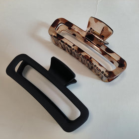 Nalodu clip beside ruler demonstrating 5-inch XL size for large hair sections