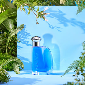 Artistic pour texture evoking the fragrance’s aquatic and fruity impression by Nautica