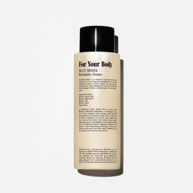 Nécessaire pump and label detail highlighting ingredient callouts