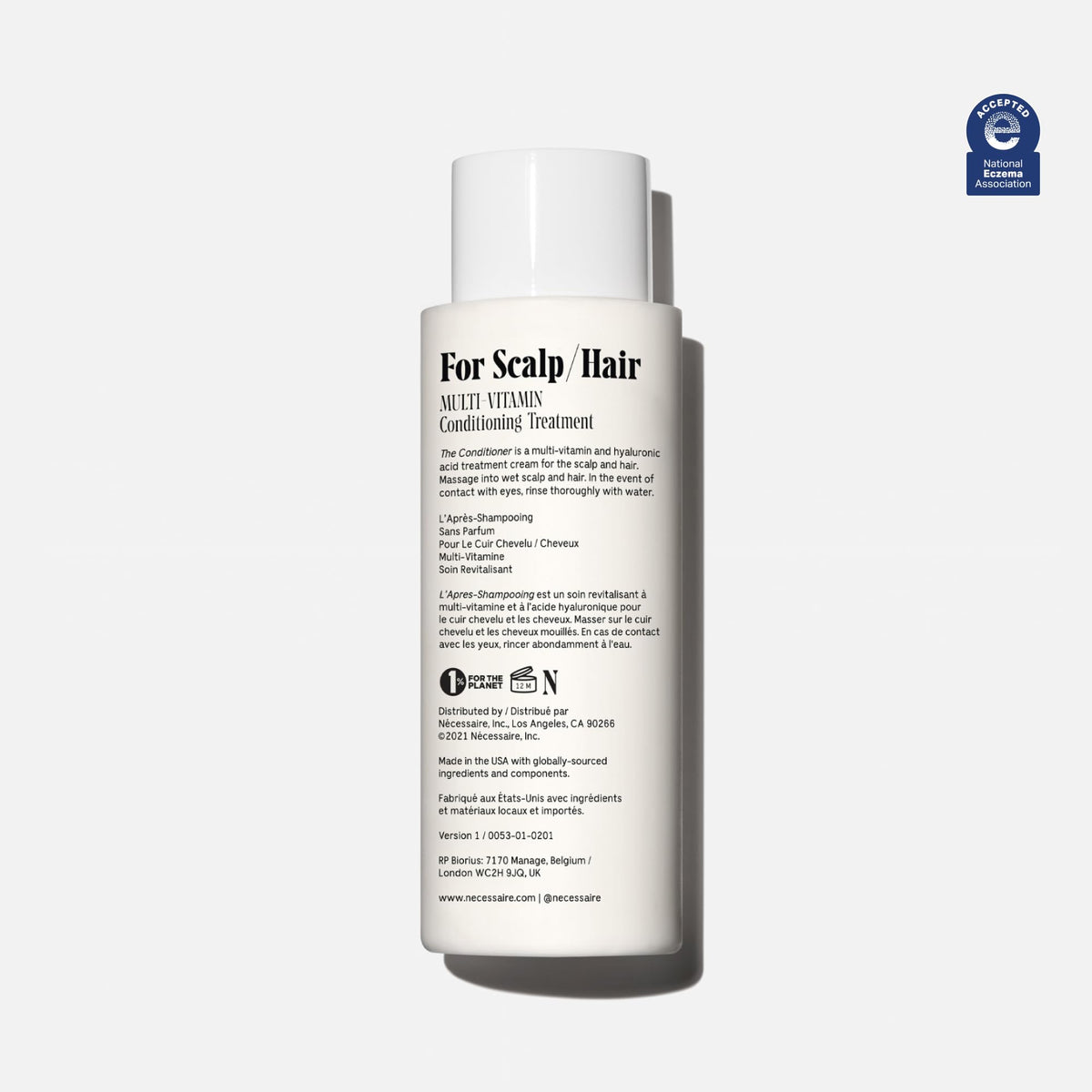 Nécessaire conditioner pump and cap detail demonstrating easy dispensing benefit